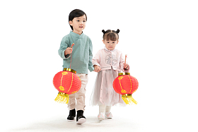 兄妹两人拿着红灯笼庆祝新年