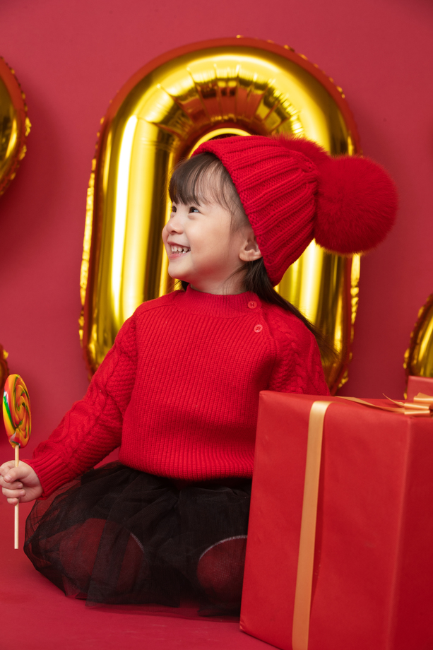 小女孩过年穿新衣服手拿棒棒糖 小女孩过年穿新衣服手拿棒棒糖