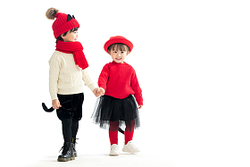 兄妹两人穿新衣服庆祝新年图片