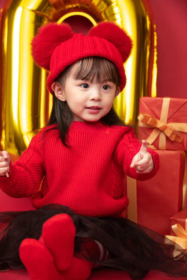 小女孩过年穿新衣服手拿棒棒糖 小女孩过年穿新衣服手拿棒棒糖