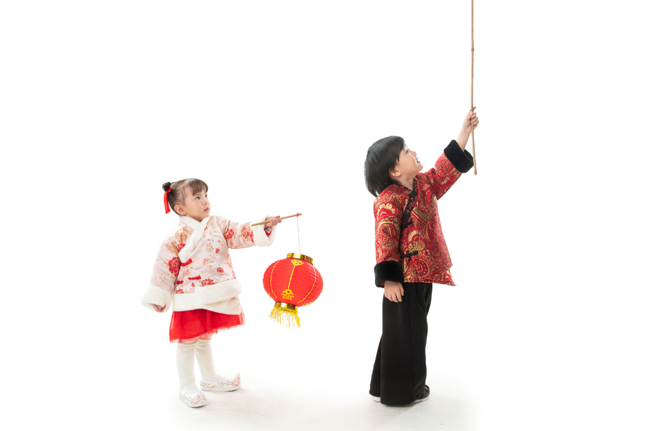过新年的两个小朋友拿着红灯 过新年的两个小朋友拿着红灯