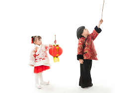 过新年的两个小朋友拿着红灯