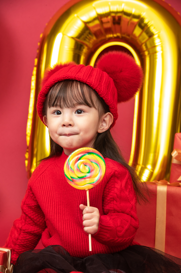 可爱的小女孩拿着棒棒糖图片
