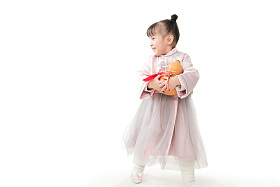 可爱的小女孩拿着葫芦