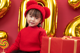 可爱的小女孩拿着棒棒糖