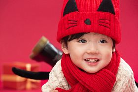 可爱的小男孩趴在地上玩耍图片