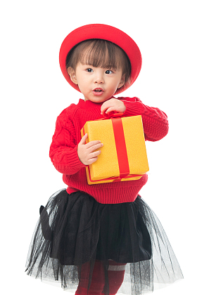 可爱的小女孩拿着新年礼物