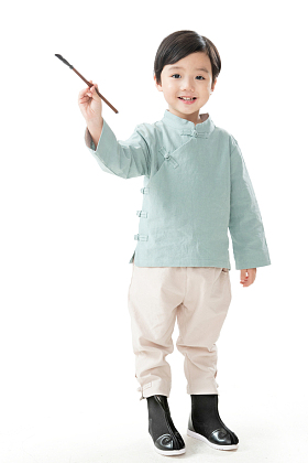 可爱的小男孩用毛笔写字图片