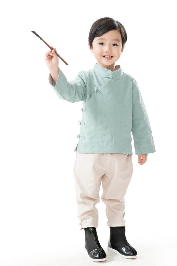 可爱的小男孩用毛笔写字图片 可爱的小男孩用毛笔写字图片