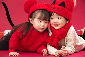 两个小朋友趴在地上玩耍照片