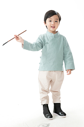 可爱的小男孩用毛笔写字