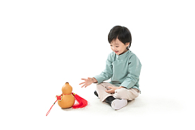 可爱的小男孩拿着葫芦图片