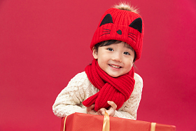 可爱的小男孩和新年礼物