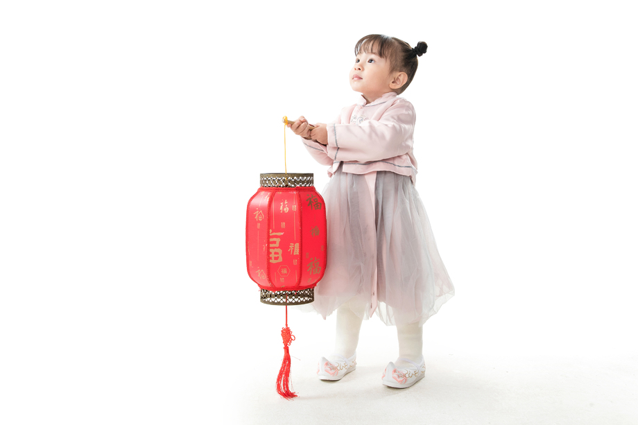 可爱的小女孩拿着红灯笼图片 可爱的小女孩拿着红灯笼图片