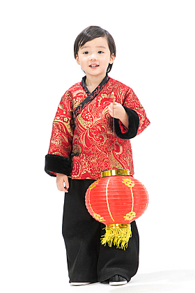 可爱的小男孩拿着红灯笼照片