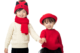 两个小朋友庆祝新年