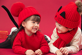 两个小朋友趴在地上玩耍图片