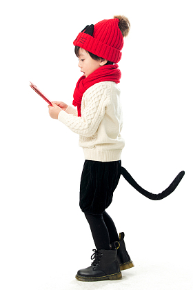 可爱的小男孩过年拿红包图片