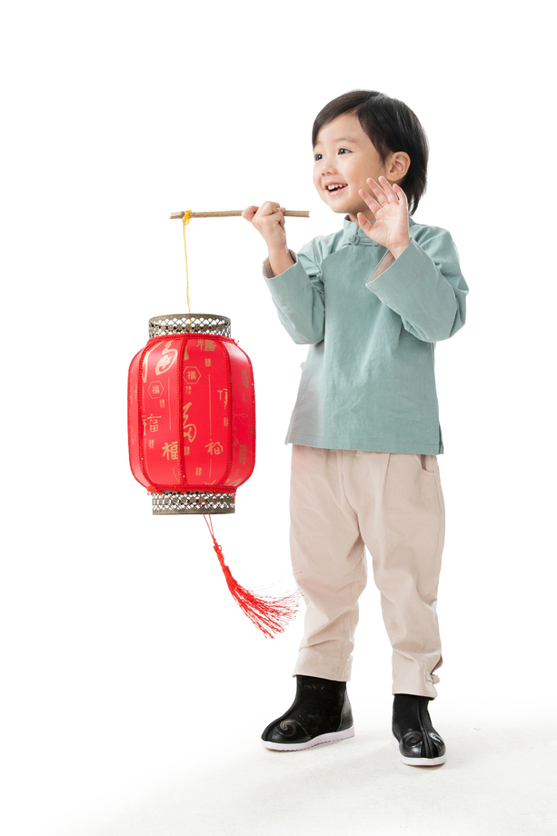可爱的小男孩拿着红灯笼图片 可爱的小男孩拿着红灯笼图片