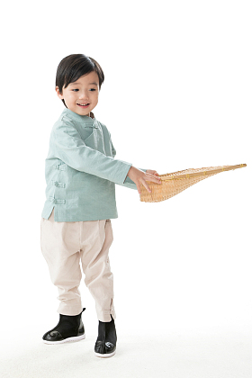 可爱的小男孩拿着簸箕