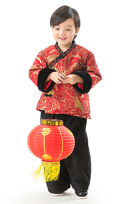 可爱的小男孩拿着红灯笼图片