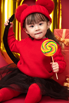 可爱的小女孩拿着棒棒糖