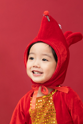 可爱的小男孩戴着小老鼠帽子图片