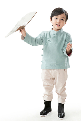 可爱的的小男孩拿着扇子玩耍图片