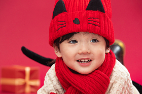 可爱的小男孩趴在地上玩耍