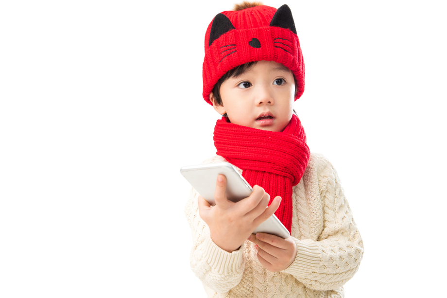 小男孩拿着手机图片