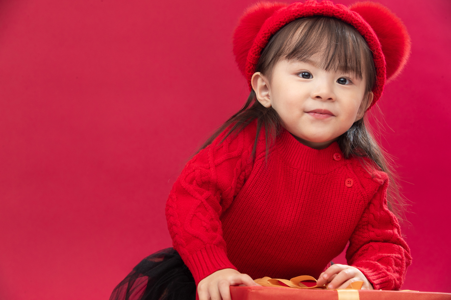 可爱的小女孩拿着新年礼物 可爱的小女孩拿着新年礼物