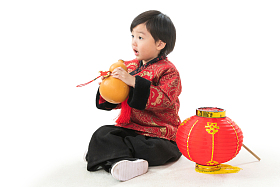 可爱的小男孩拿着葫芦