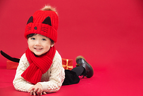 可爱的小男孩趴在地上玩耍照片