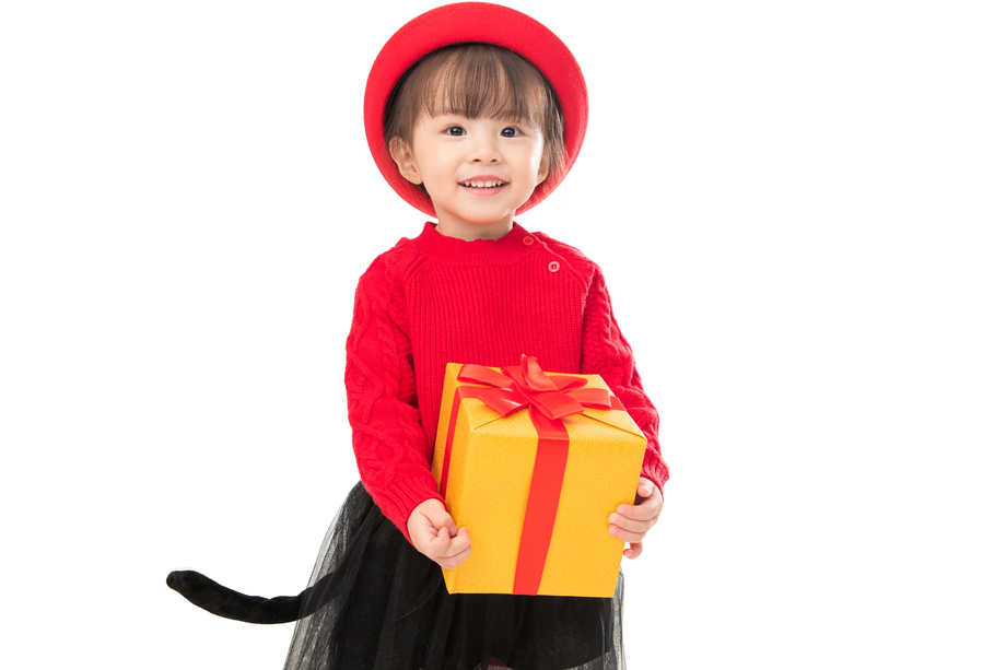 可爱的小女孩拿着新年礼物