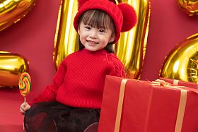 可爱的小女孩拿着棒棒糖图片