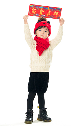 可爱的小男孩拿着春联图片