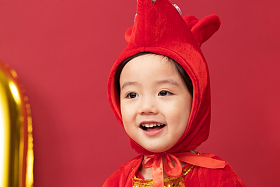 可爱的小男孩戴着小老鼠帽子图片