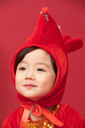可爱的小男孩戴着小老鼠帽子图片