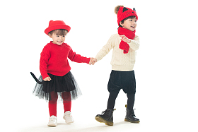 两个小朋友庆祝新年