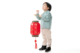 可爱的小男孩拿着红灯笼照片