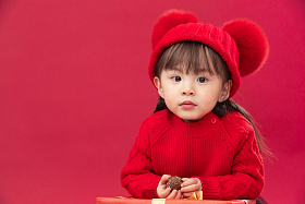 可爱的小女孩拿着新年礼物