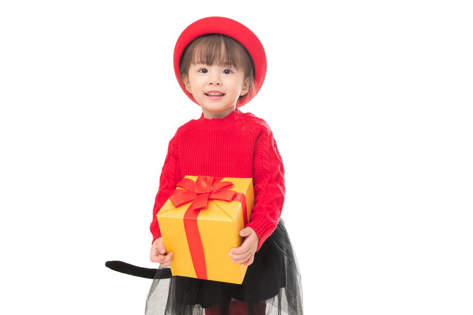 可爱的小女孩拿着新年礼物 可爱的小女孩拿着新年礼物