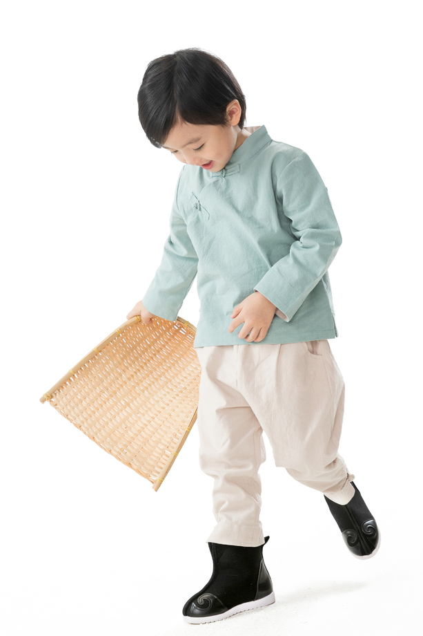 可爱的小男孩拿着簸箕 可爱的小男孩拿着簸箕