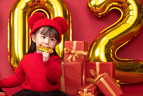 过新年的小女孩吃棒棒糖