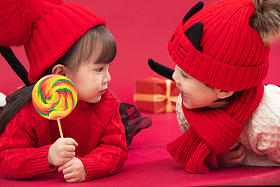 两个小朋友趴在地上玩耍图片