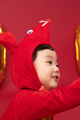 可爱的小男孩戴着小老鼠帽子图片