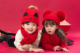 两个小朋友趴在地上玩耍图片