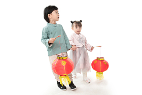 两个小朋友手牵手拿着红灯笼图片
