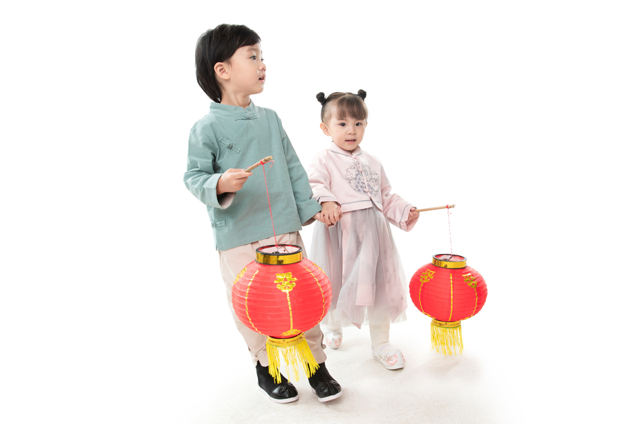 两个小朋友手牵手拿着红灯笼图片 两个小朋友手牵手拿着红灯笼图片