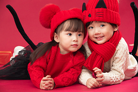 两个小朋友趴在地上玩耍图片